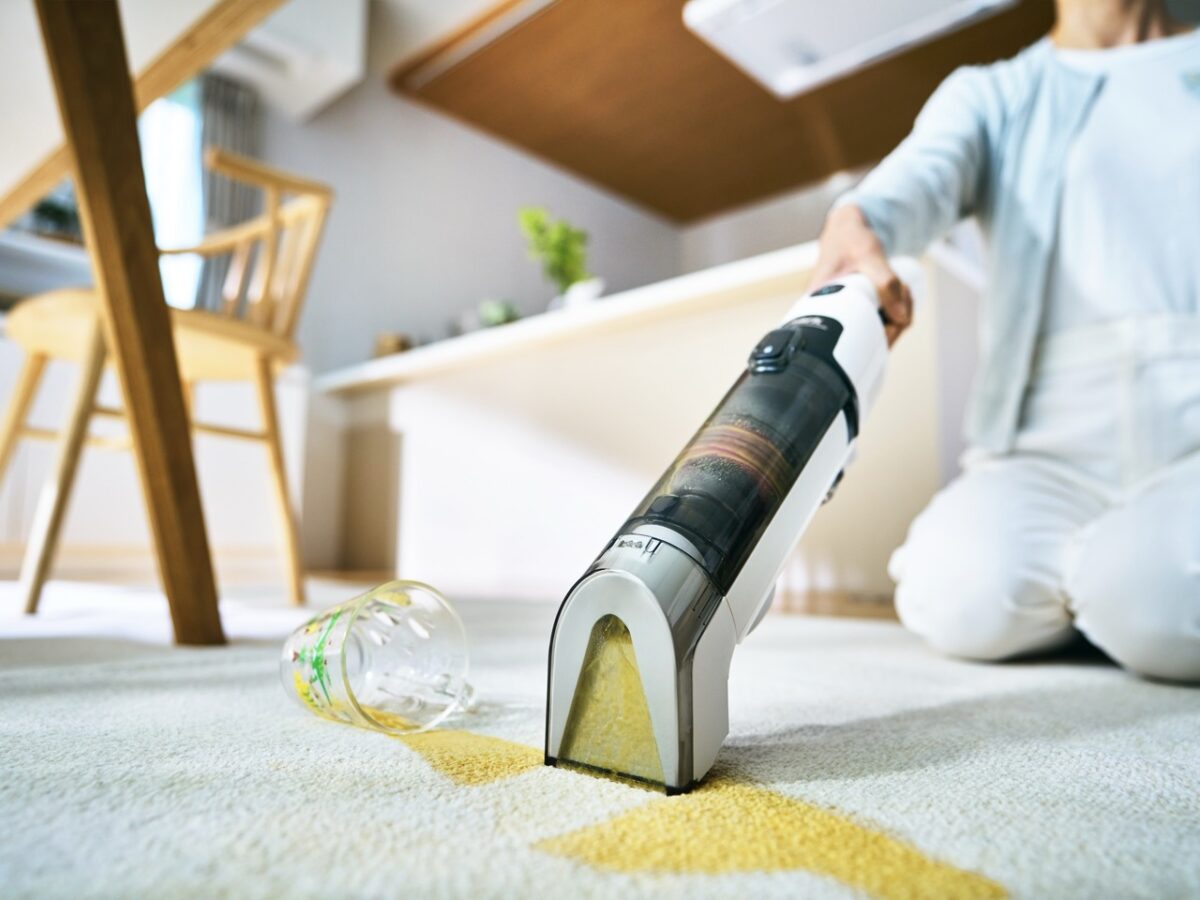 あっ！」と思った瞬間 強力吸引で、サッとシミ取り。液体汚れに サッと